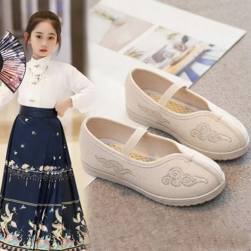 环保型儿童绣花鞋搭配汉服软底