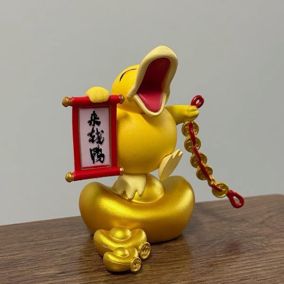 蜡笔小新小黄鸭招财手办现货