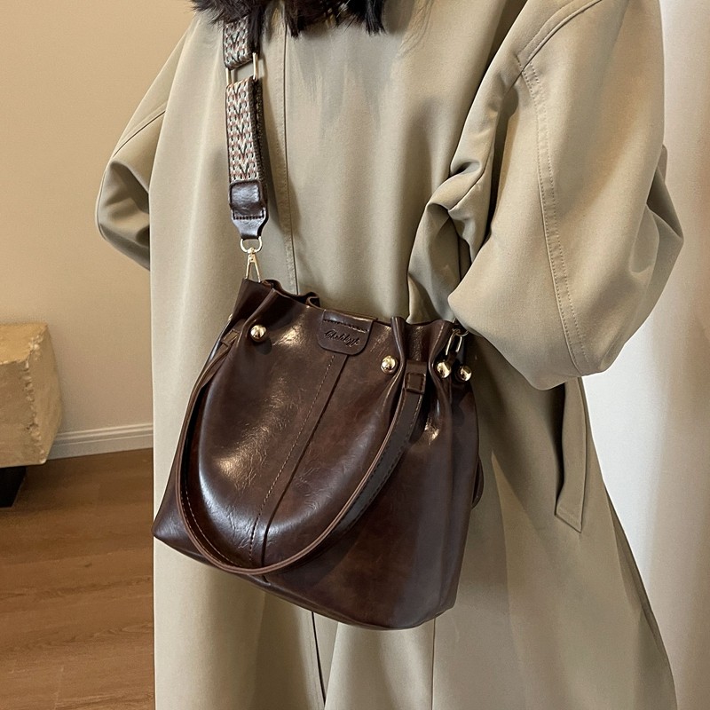 今年流行包包水桶包女2023新款高级感单肩包秋冬复古宽肩带斜挎包,箱包皮具/热销女包/男包,通用款女包,淘宝优惠券,粉丝福利购,淘宝优惠卷