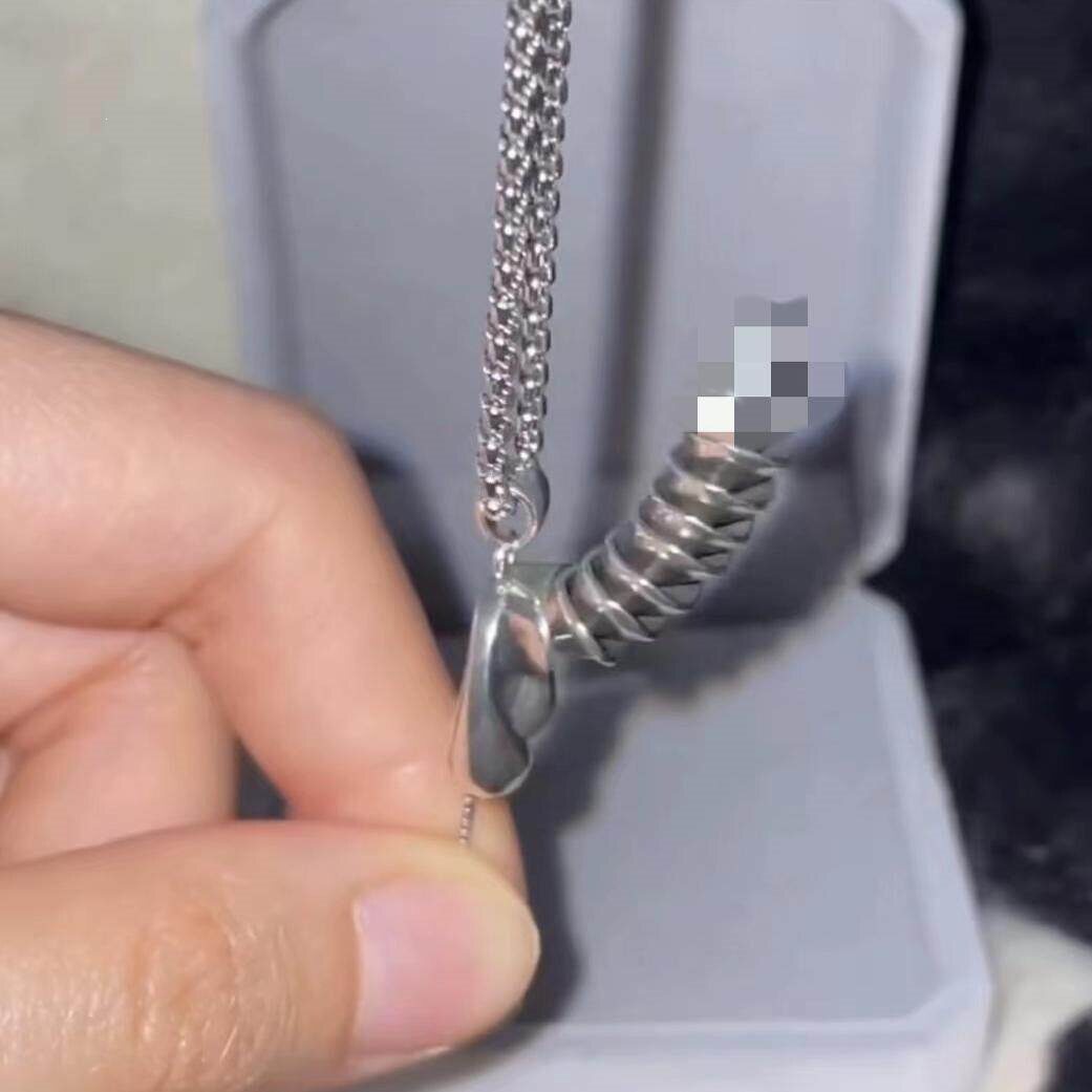 欧美搞怪鸡儿吊坠项链饰品钛钢设计小众嘻哈街头卫衣锁骨链不掉色