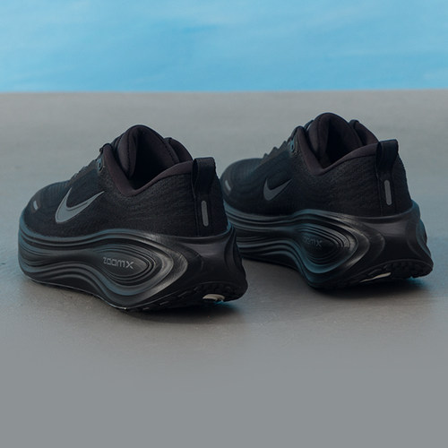 NIKE耐克男鞋 25秋冬新款迈柔VOMERO PLUS运动鞋黑武士跑步鞋