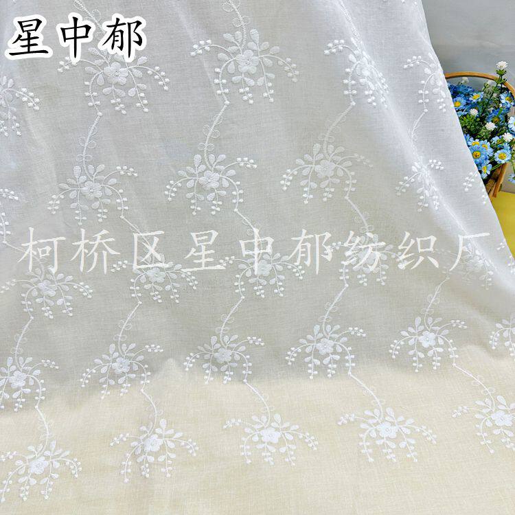 现货满幅刺绣白色碎花梭织布料