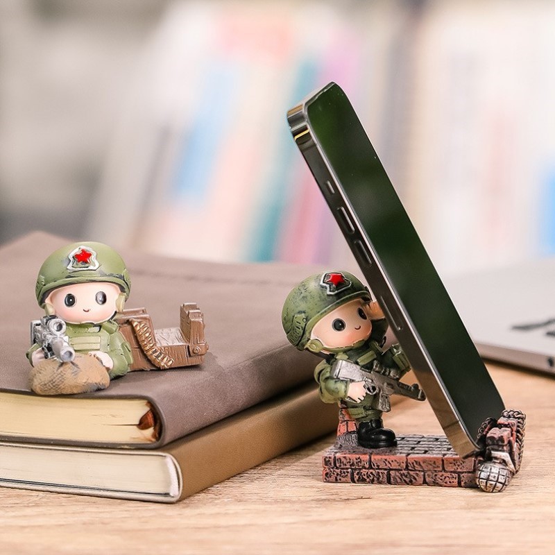 桌面纪念品一节入伍八公仔小退伍支架小兵手机兵哥哥摆件礼物追剧