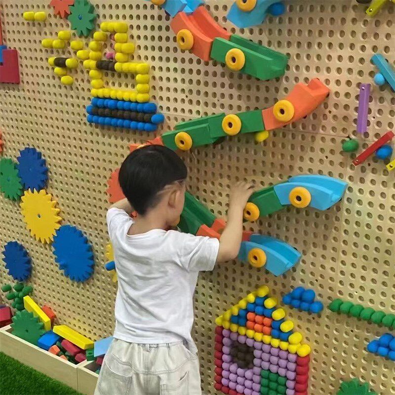 幼儿园走廊积木墙面玩具儿童洞洞板插珠齿轮百变游戏益智实木定做图片