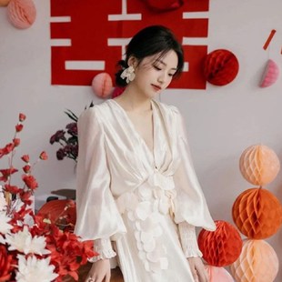 2024新娘晨袍女浪漫复古超仙气森系高级感精致白色v领连衣裙收腰