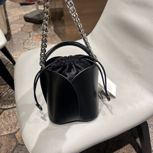 花瓣水桶包链条洋派个性 时髦真皮手提女包斜挎小众复古小包包抽绳