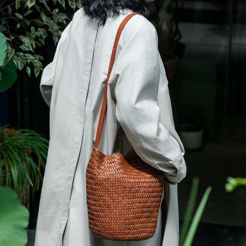 2025新款休闲小众设计百搭牛皮编织包法式慵懒水桶包单肩斜挎包女