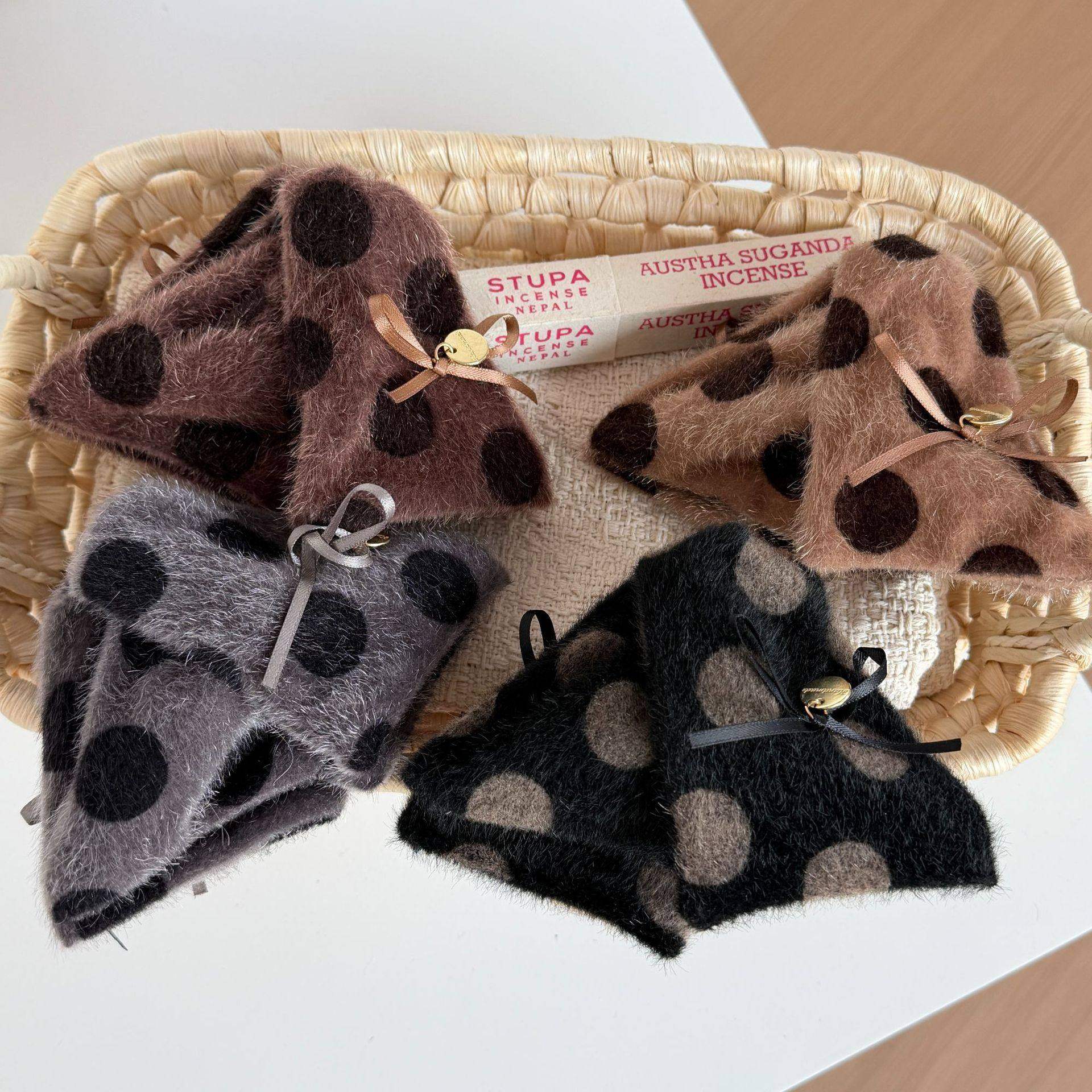 2026新款奶咖慕斯三角抓夹女波点毛绒鲨鱼夹大号盘发夹女秋冬发饰,饰品/流行首饰/时尚饰品新,发饰,淘宝优惠券,粉丝福利购,淘宝优惠卷