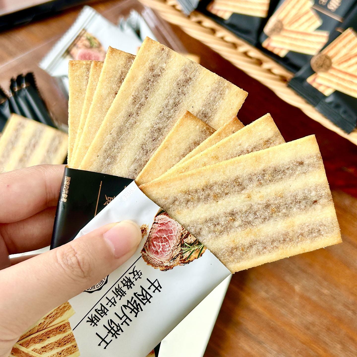 挖到宝了~金枪鱼纸片黄油芥末味薄脆牛肉纸片安格斯风味饼干零食