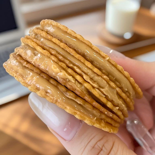 咬开酥香四溢~薯片花生酱夹心薄脆饼干网红休闲办公零食独立包装