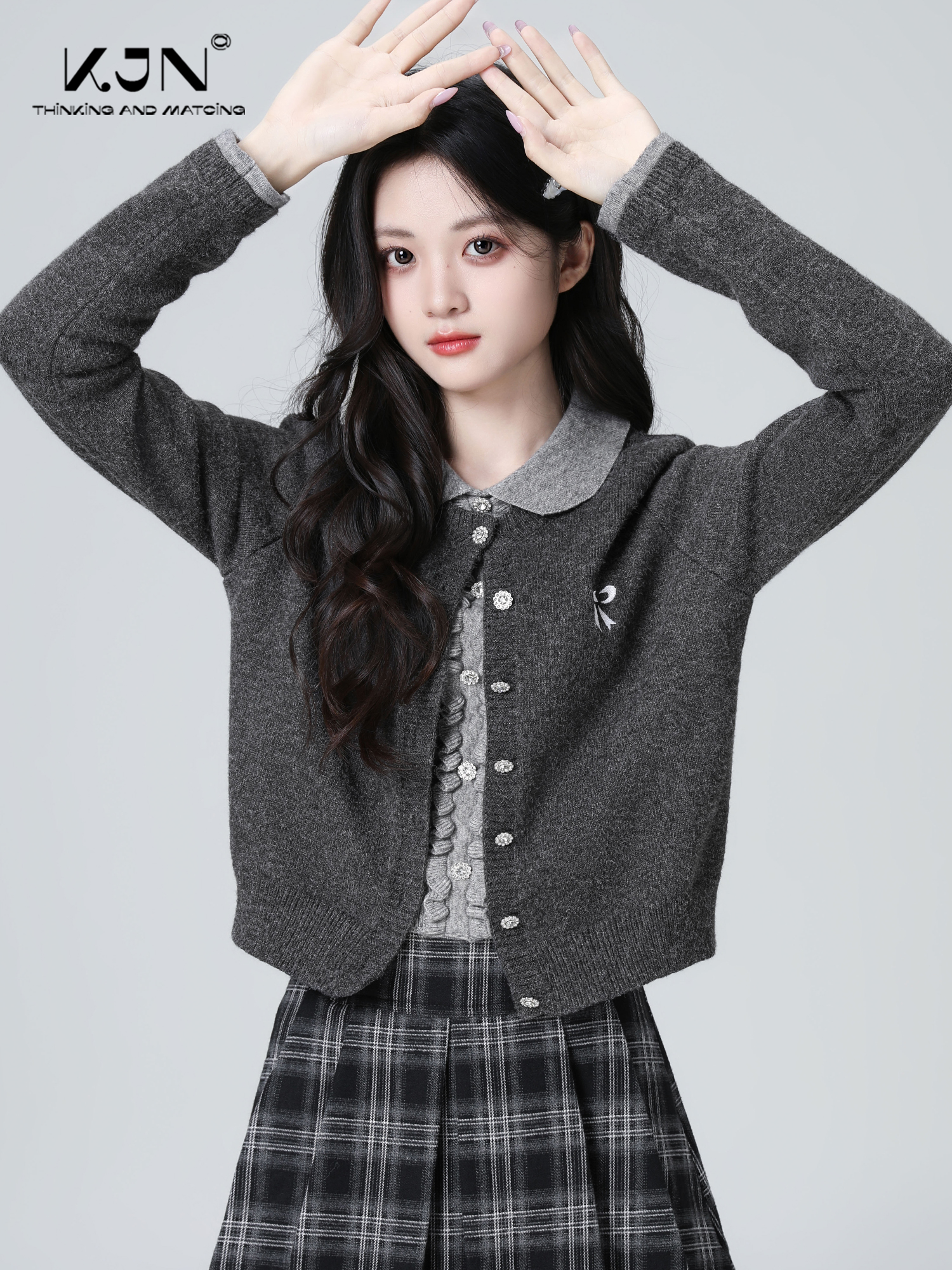 灰色polo领假两件针织开衫女春秋2025秋新款撞色翻领毛衣短款上衣