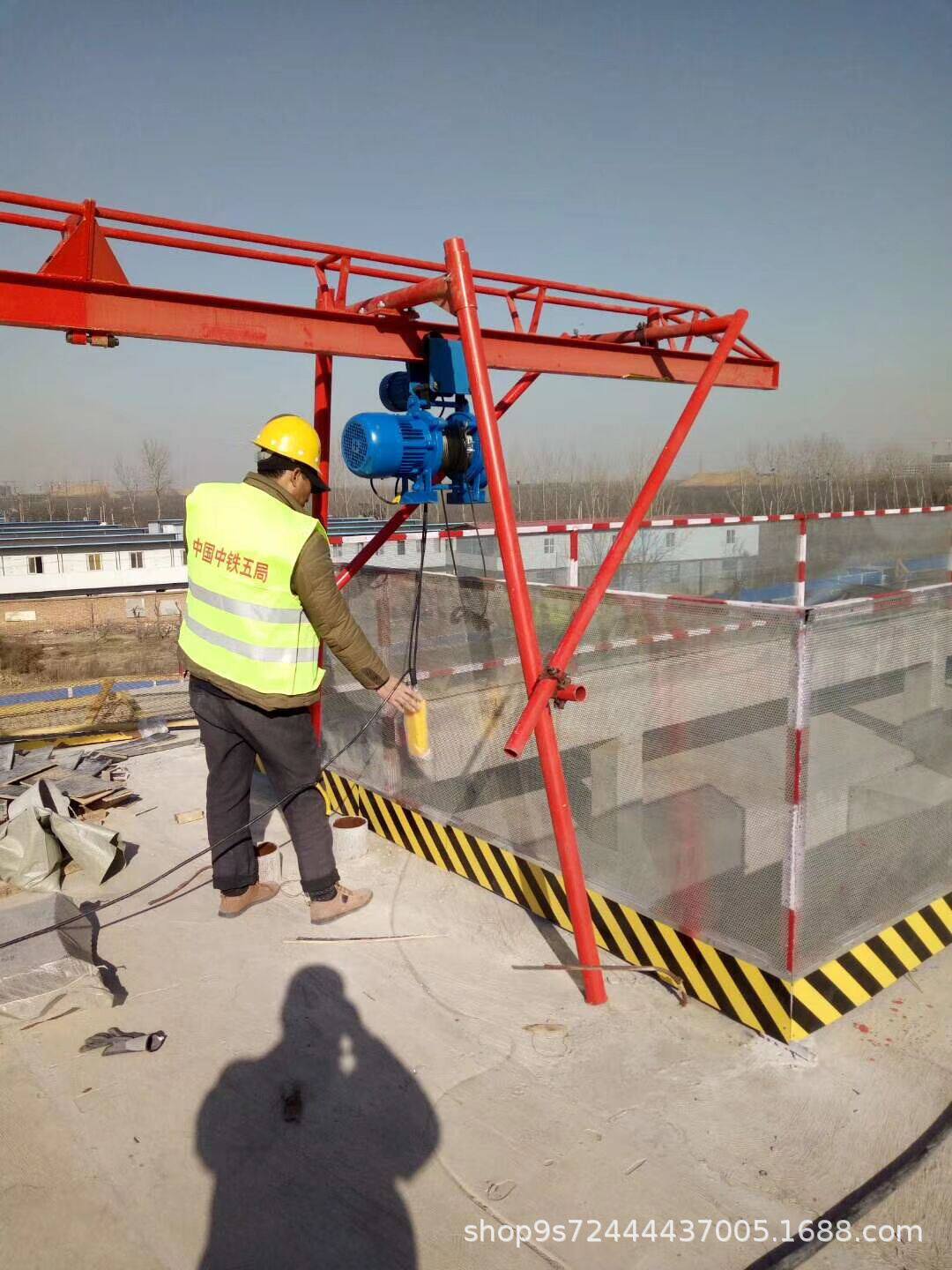 建筑用全自动直滑式小型吊运机楼房四柱吊机建筑起重机生产加工_虎窝淘