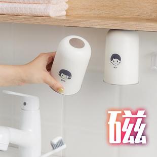不锈钢儿童刷牙家用洗漱杯子 柜底磁吸漱口杯倒挂牙刷置物架壁挂式