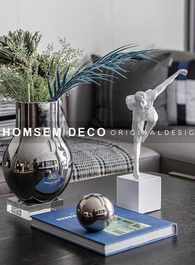 现代样板间客厅茶几艺术男舞者抽象人物摆件书房博古架电视柜软装