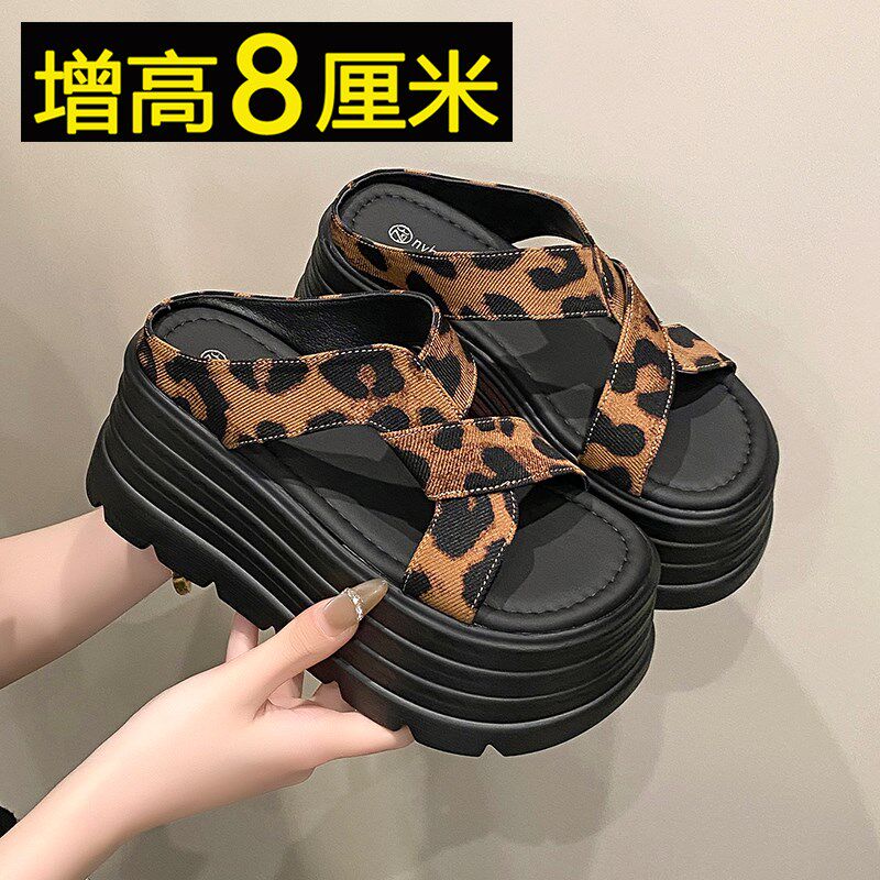 8cm高级感厚底凉拖鞋女夏外穿2025新款时尚豹纹松糕高跟沙滩凉鞋