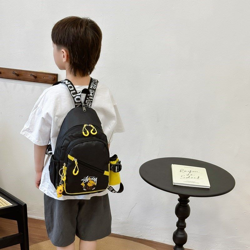 儿童外出旅行双肩包女孩卡通轻便宝宝出游双肩包潮酷帅气男童胸包