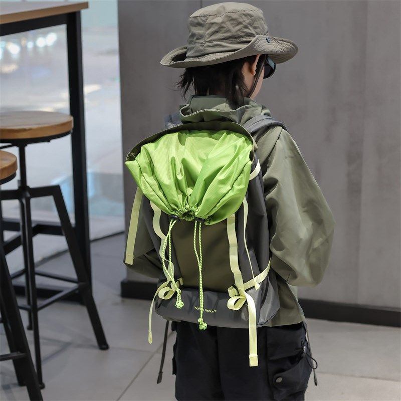 潮酷男童书包新款轻便小学生一到六年级背包帅气小男孩外出双肩包