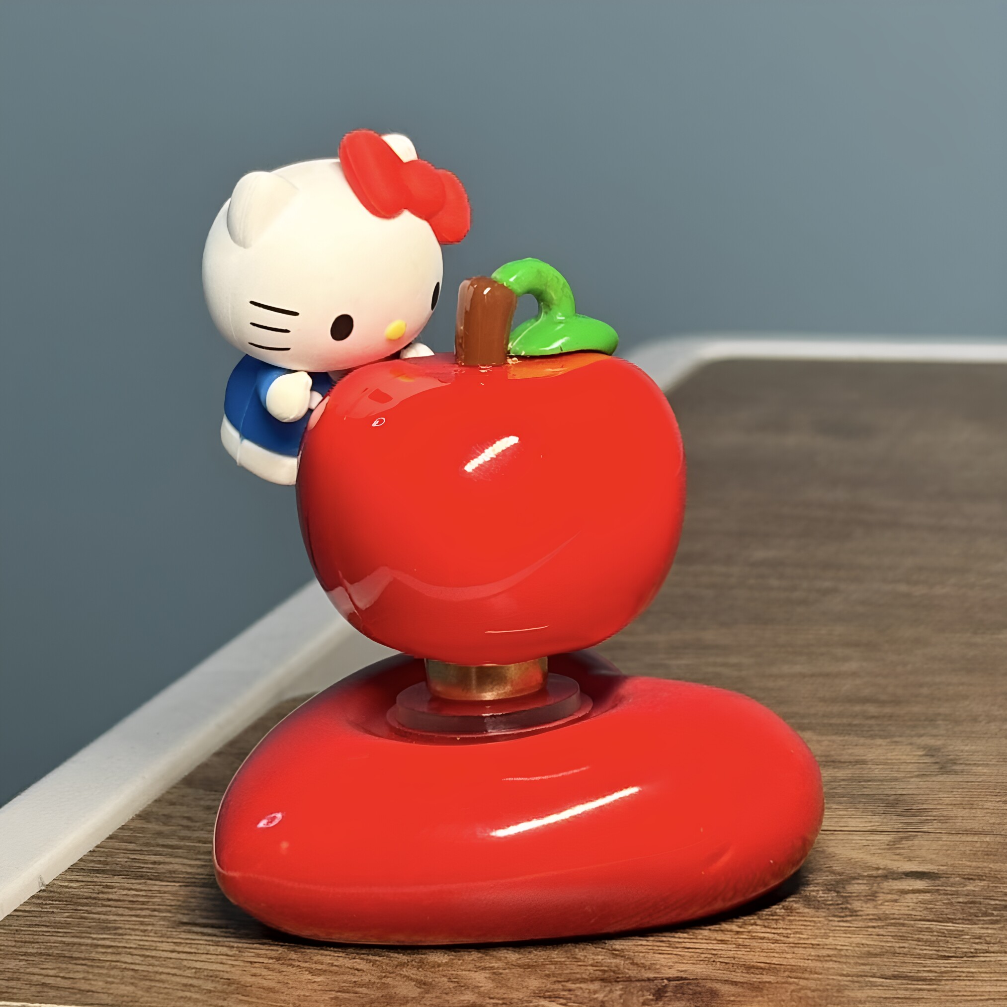 正版HelloKitty红苹果车载转转乐摆件旋转凯蒂猫创意桌面装饰品