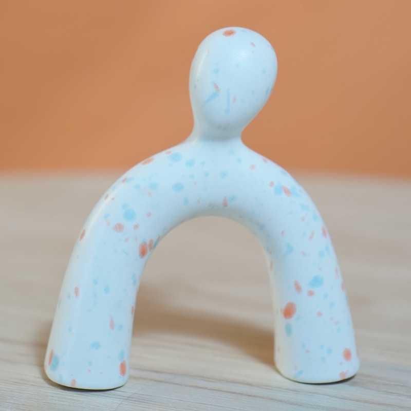 新款直销三口之家陶瓷工艺品欧美轻奢创意人物情侣造型装饰玄关电
