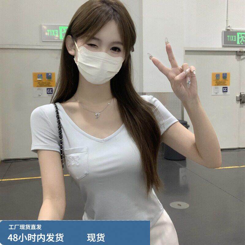 辣妹V领蝴蝶结刺绣口袋设计感T恤女修身显瘦内搭外穿短袖上衣夏季