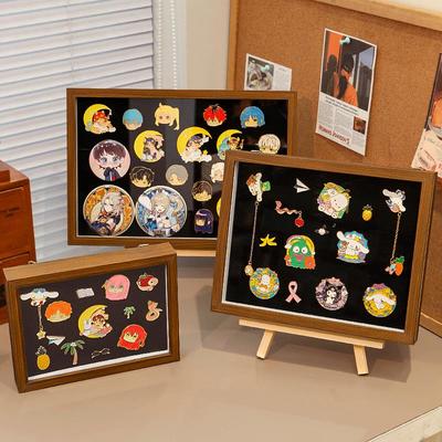 实木吧唧收纳盒桌面谷子防尘展示相框壁挂式磁吸板徽章立牌置物架
