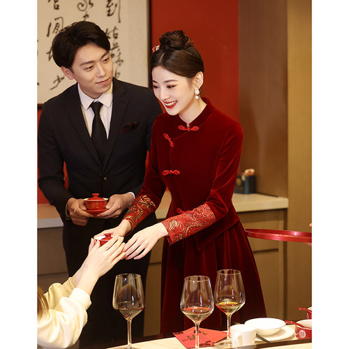 新中式敬酒服女衣服订婚服酒红色丝绒套装旗袍新娘刺绣出阁宴礼服