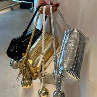 小众设计铃铛笔筒包腋下包女2024新款真皮单肩斜挎包圆筒包枕头包