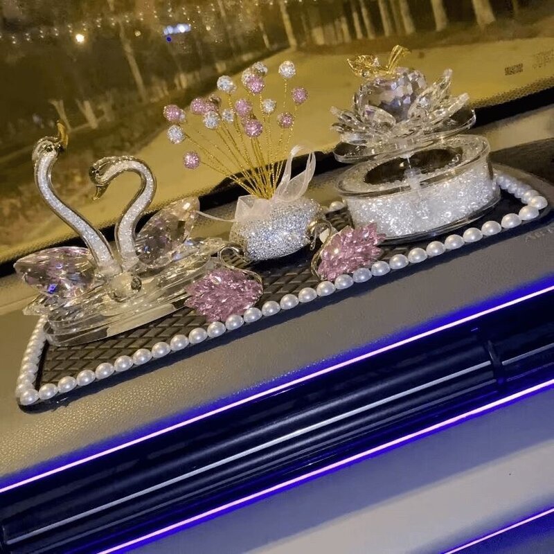 太阳能网红旋转车载莲花车内摆件香薰水晶可爱天鹅汽车红太阳装饰