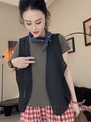 简约一粒扣休闲时尚防晒马甲女