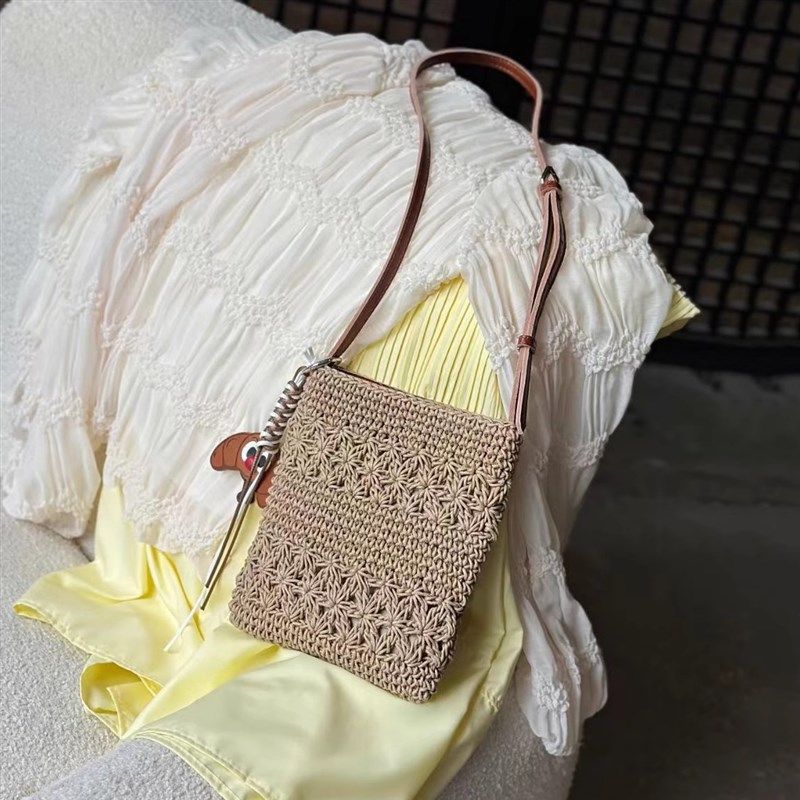 蜡绳牛皮手工编织手机包斜挎小包包女海边度假风沙滩包流苏水桶包