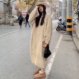 2022秋冬季孕妇加厚针织u连衣裙过膝长款慵懒风孕妇麻花毛衣裙复