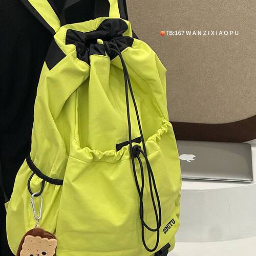 户外徒步登山包轻量化运动风双肩包男女同款羽毛球滑板包潮酷背包