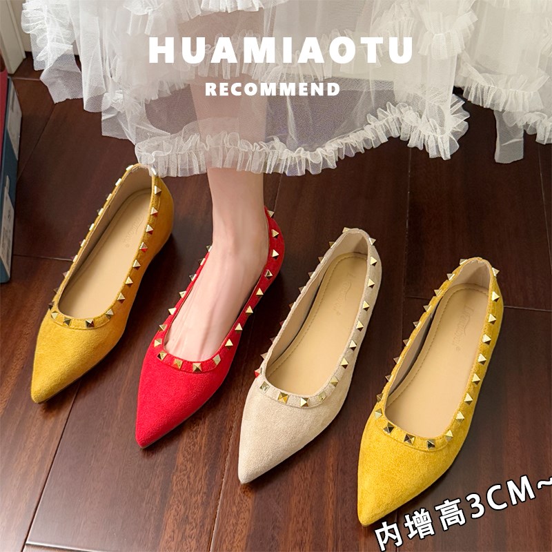 红色内增高尖头平底单鞋女2025新款春夏季黄色铆钉软底一脚蹬瓢鞋