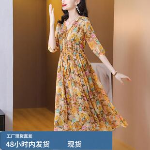 中年女人连衣裙时尚妈妈真咝雪防裙子2025洋气花色大裙摆沙滩裙子