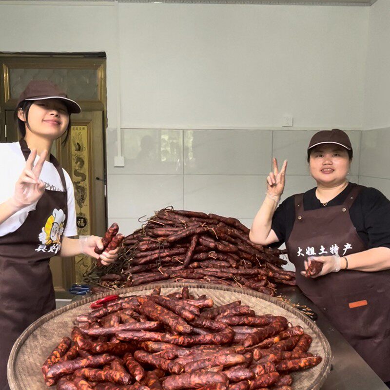 【涛哥柳姐大姐】自制传统手工腊肠麻辣微辣腊肠腊味柴火烟熏香肠
