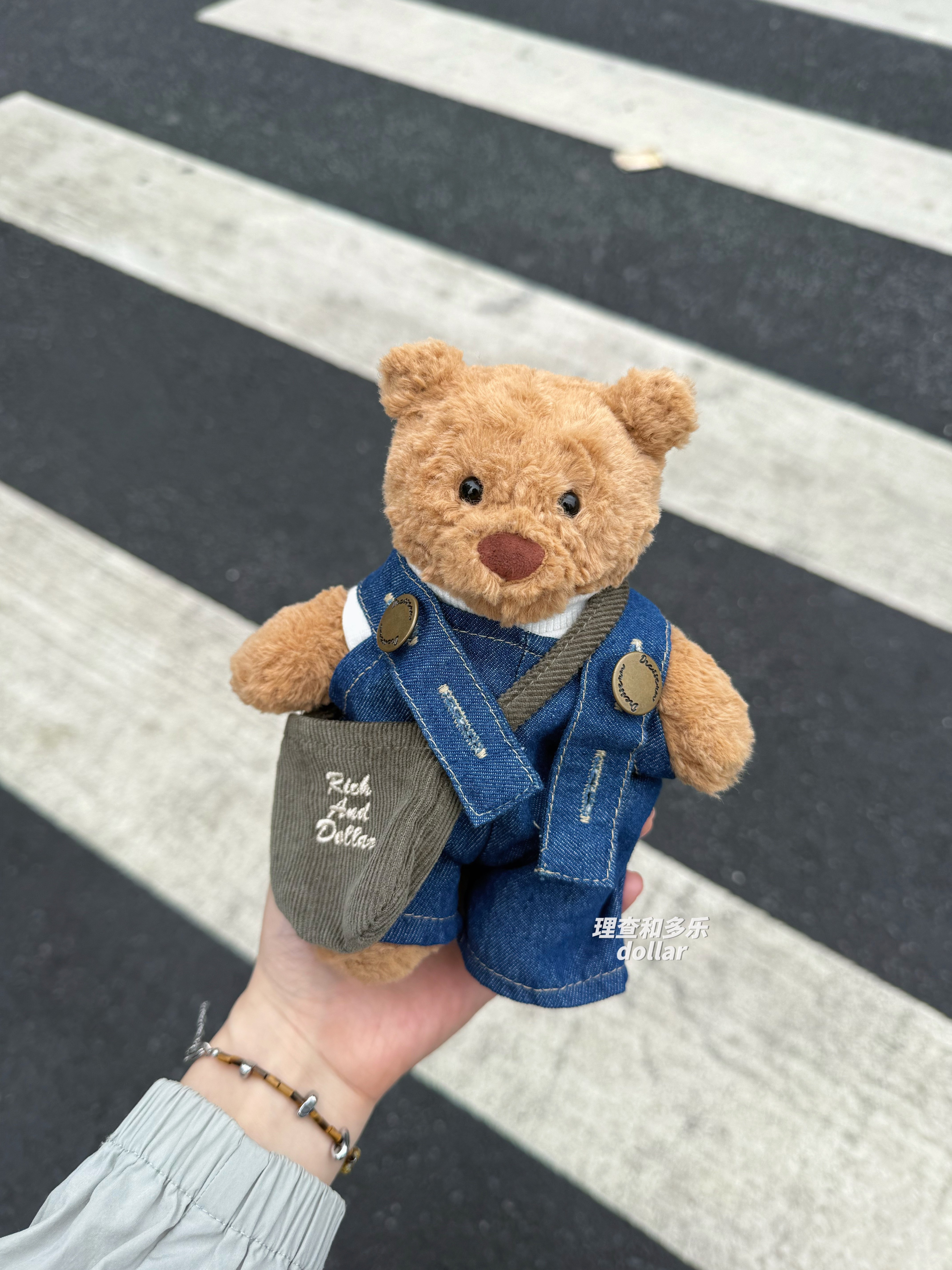 Yummy兔衣服巴塞罗熊包包玩偶配饰airpod保护壳伽百利兔兔斜挎包图片