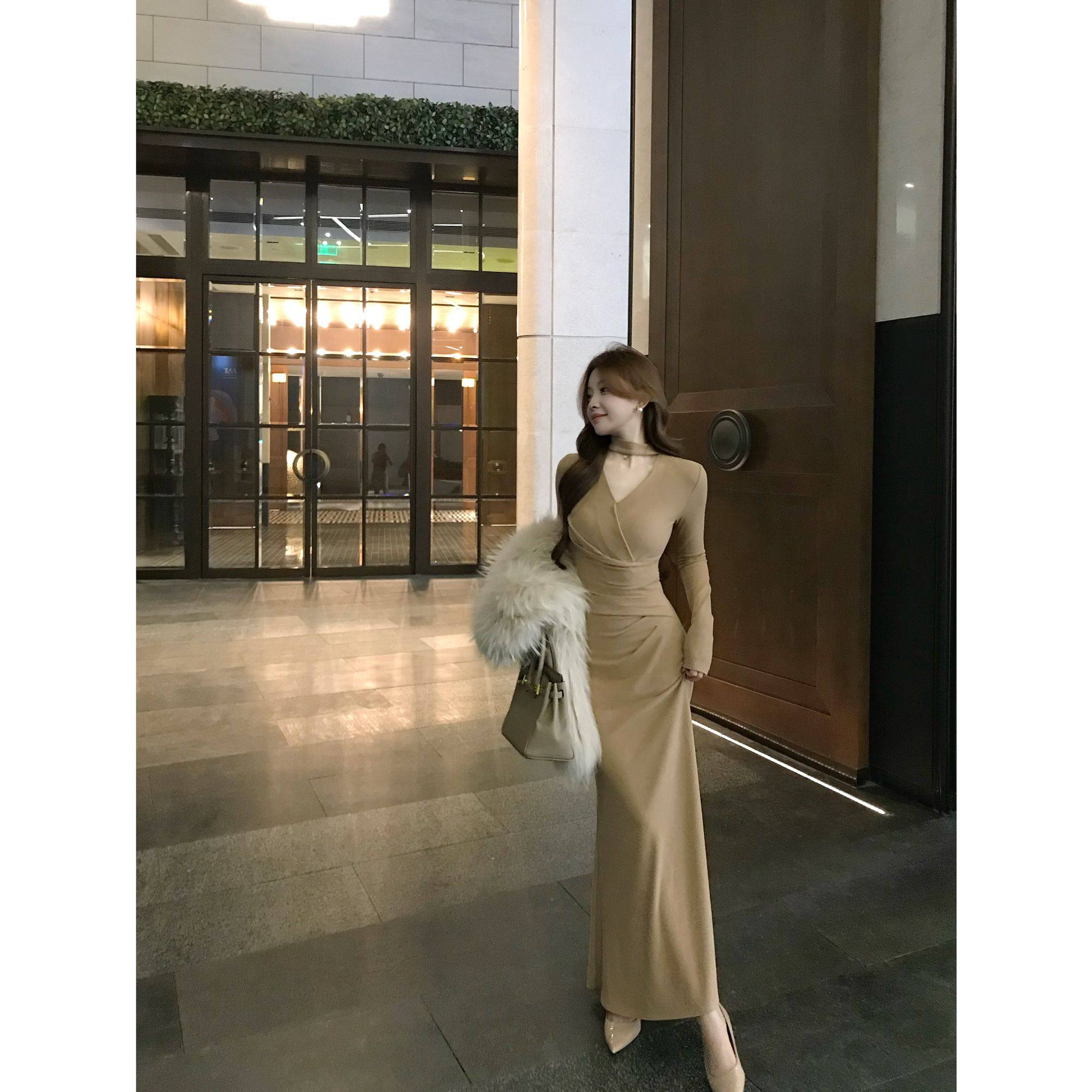 SZA【冬日时分】冬季新款气质挂脖V领修身显瘦针织连衣裙A-2458图片
