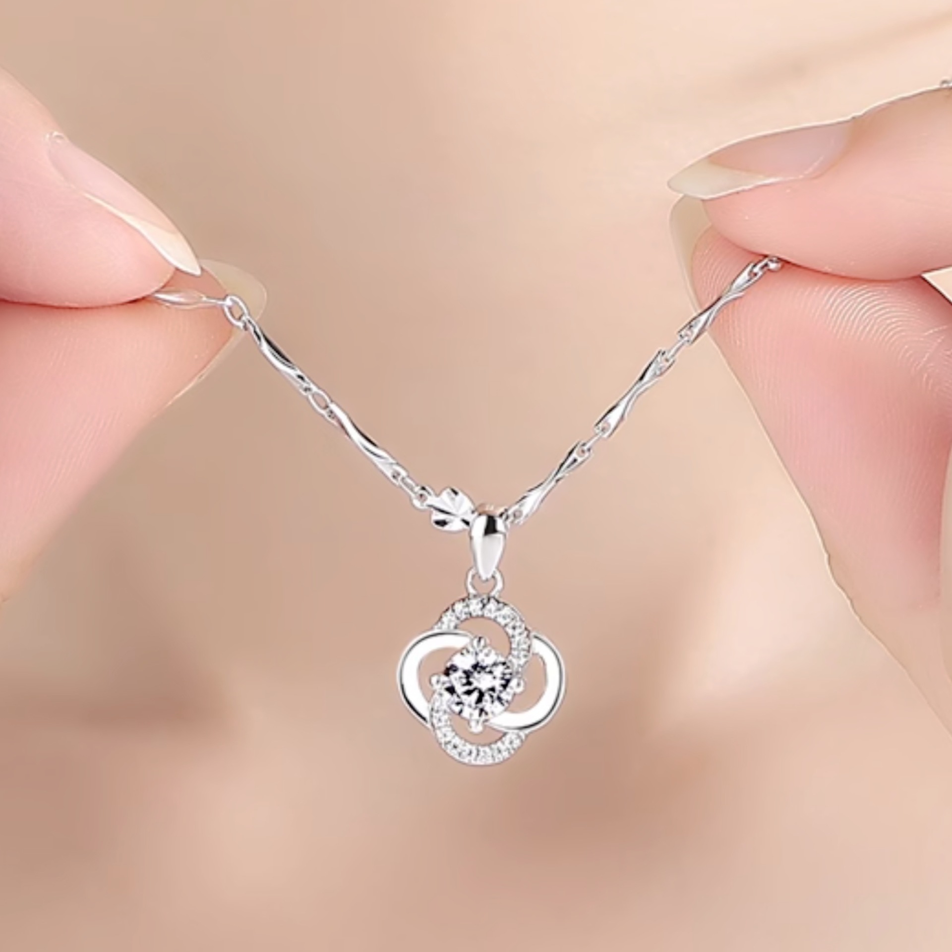 钻石之乡河南柘城河南人工钻石气质银项链女锁骨旋转爱吊坠日韩微