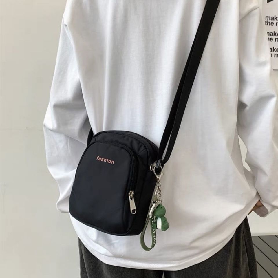 潮牌小挎包简约百搭小挎包休闲轻便男士出门便携包