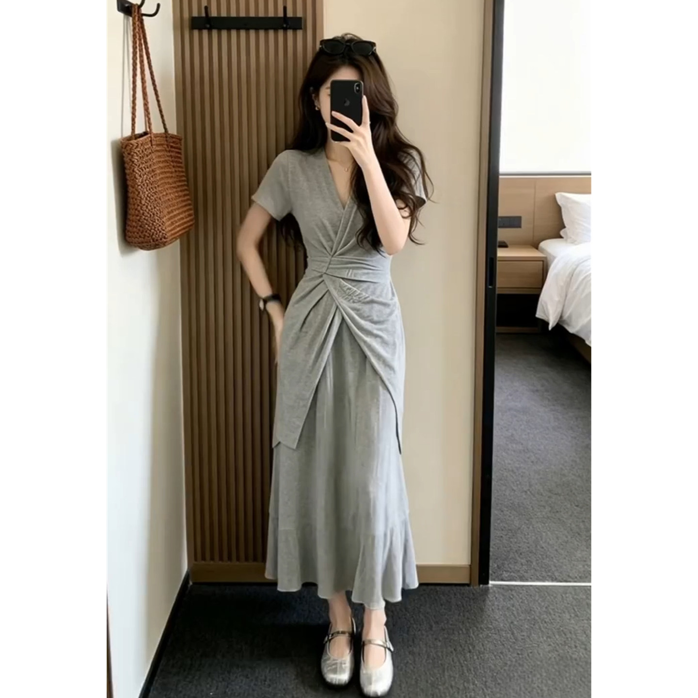 设计感小众灰色V领短袖连衣裙子女夏季法式韩系收腰显瘦气质长裙