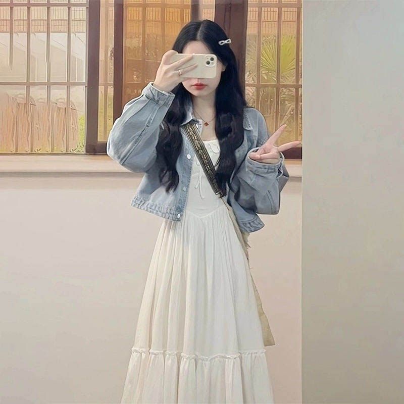 休闲时尚气质白色无袖吊带连衣裙女搭配短款牛仔夹克外套两件套装图片