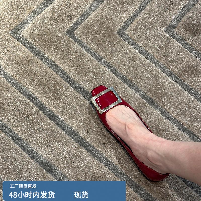 2025早春新款RV方头漆皮金属方扣单鞋女性感通勤平底鞋婚鞋工作鞋