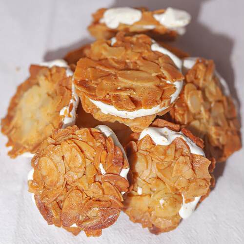 阿吉仔小桃仁夹心酥牛轧饼干杏仁脆软心扁酥零食脆坚果独AAG立包