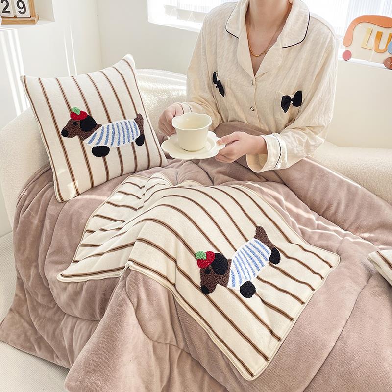 腊肠狗牛奶绒抱枕被子两用车载沙发靠垫牛奶绒办公室宿舍午休毯厚