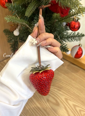 新款草莓包包挂件立体香甜草莓可爱挂饰亚克力真皮手工装饰品