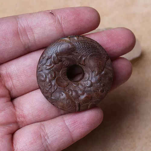 Темная пряжка из старинного материала, подвеска, брелок, аксессуар