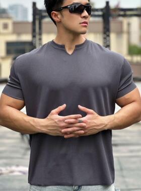 MPA美式运动T恤健身短袖男垫肩小袖口收紧速干弹v领免烫条纹体恤