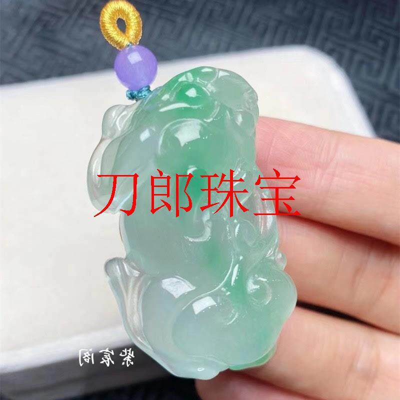 冰种白冰飘绿翡翠色貔貅吊坠挂件