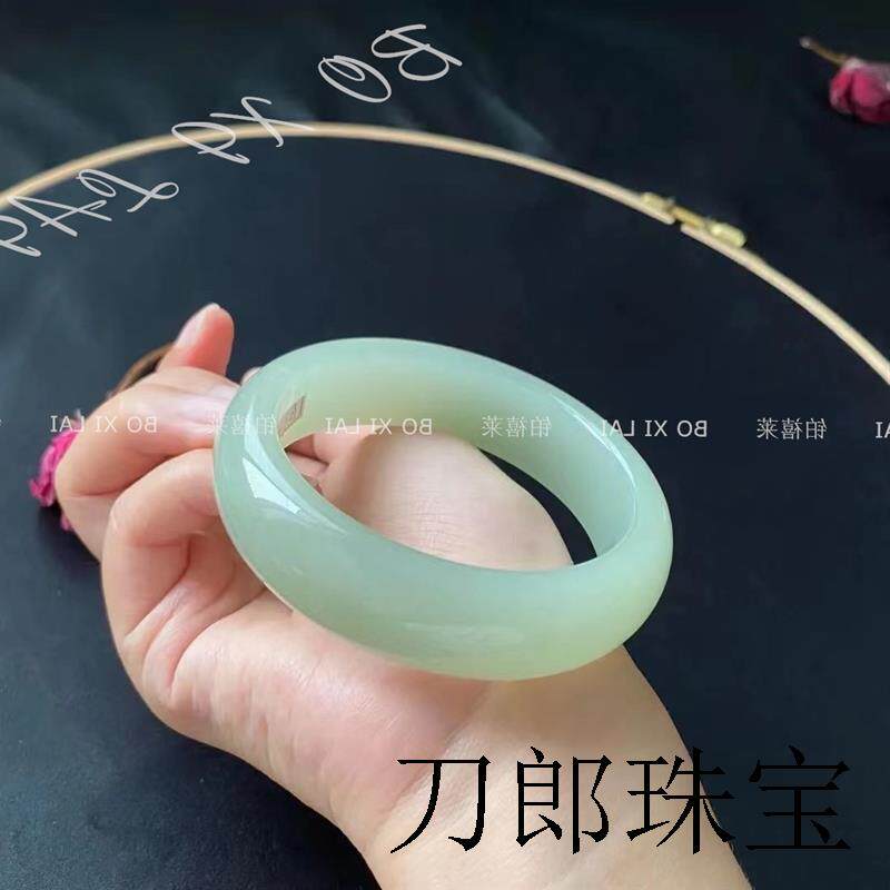冰种浅晴水玉镯子女款青白玉浅绿