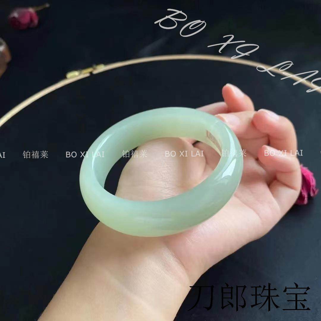 新疆和田玉冰种油青浅绿玉镯子女款青白玉岫玉宽版玉石手镯百搭款